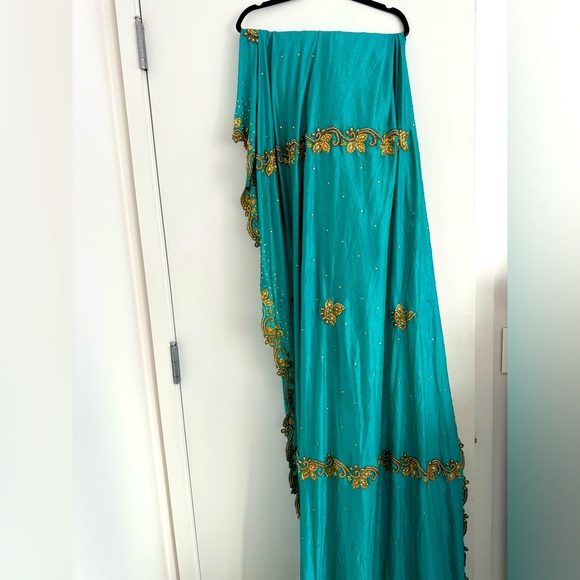 Hand Embroidered Sari (Saree) worn for Indian wedding - Picture 2 of 8